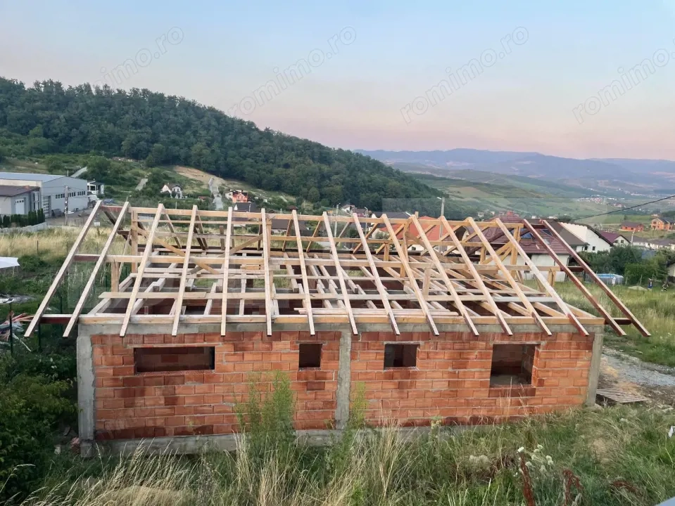 Casa la rosu 100mp,4 camere,750 mp teren extravilan,zona Dealu Jelnei Casa la rosu 100mp,4 camere,750 mp teren extravilan,zona Dealu Jelnei