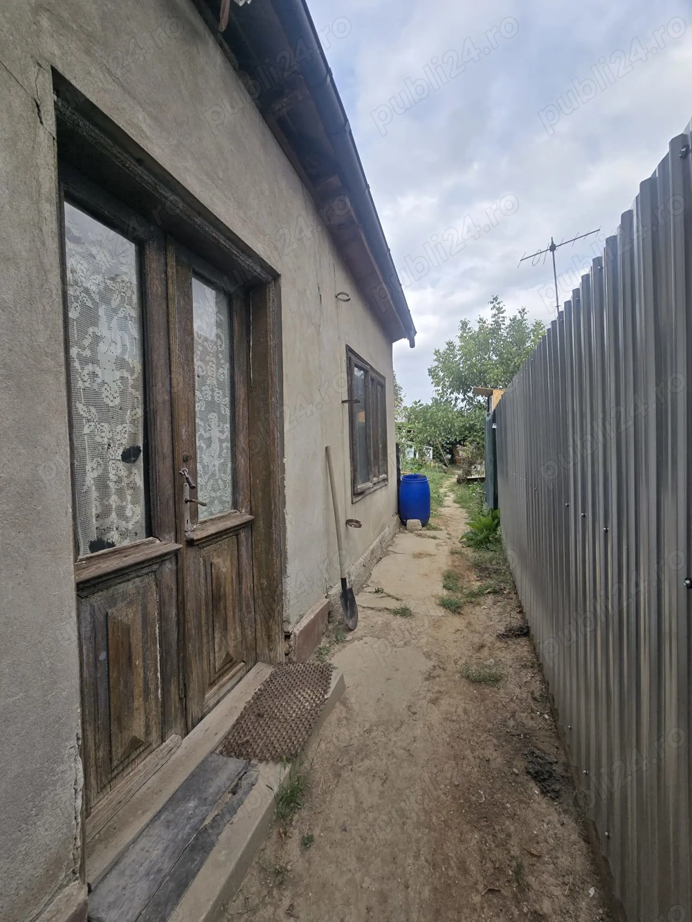 Teren cu casa demolabila zona Rosiori