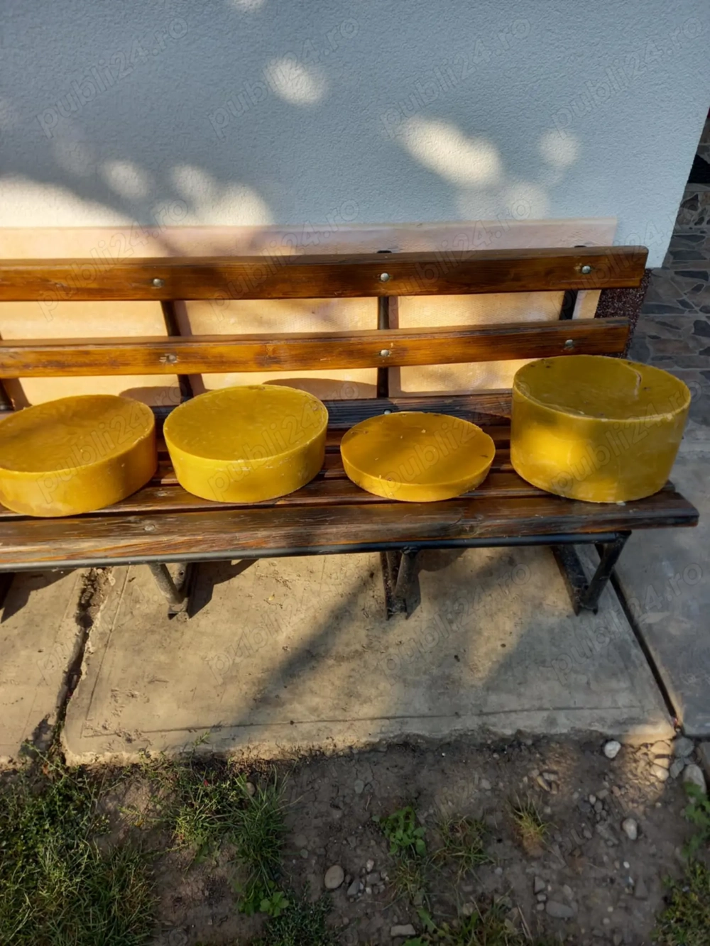 Vand cantitatea de 23 kg turte ceara, 40 lei kg.