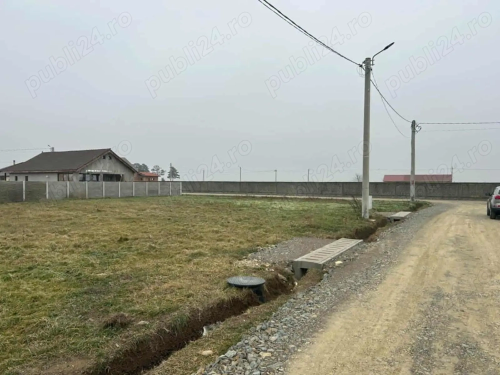 Vând teren la Pădureni 