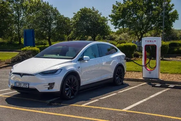 Condu premium pe Blue   Tesla, Ford Capri & Volvo EX30, chirie extrem de avantajoasă!