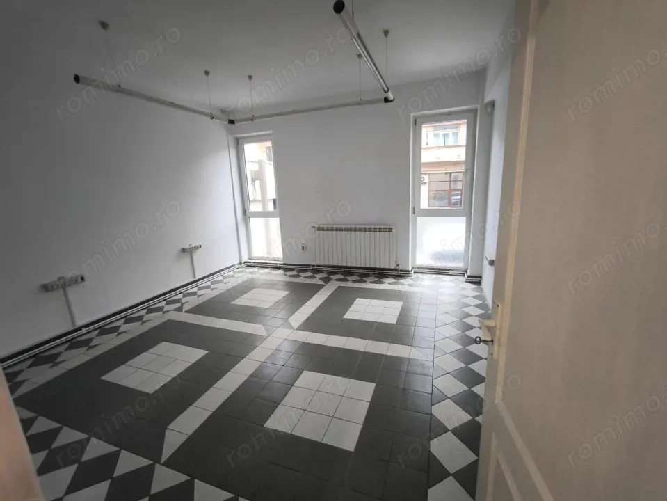 Ultracentral -spatiu comercial cu parcare pentru activitati diverse