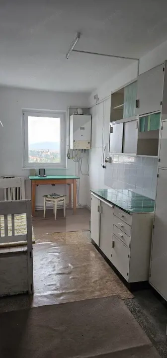 Apartament cu 3 camera, zona Spitalului