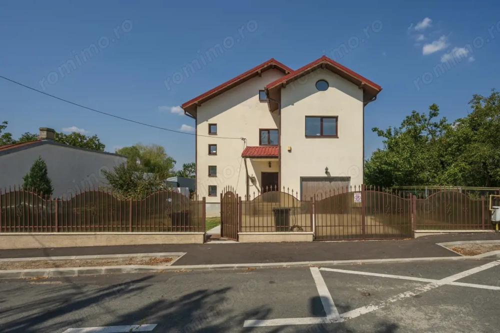 O proprietate imobiliară deosebită, formată din casă și mult teren! 