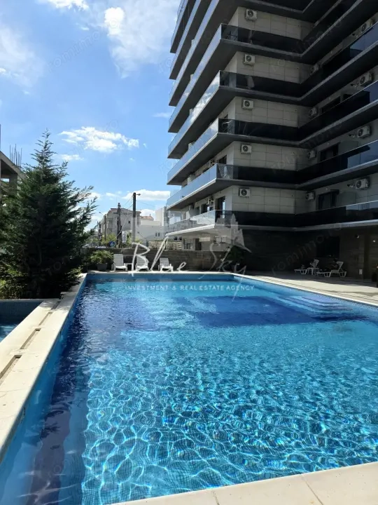 Apartament modern cu balcon generos și acces la piscină