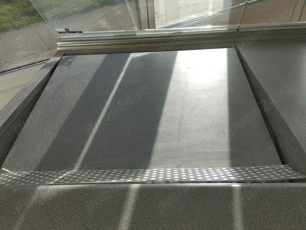 Vând vitrină în formă de L 