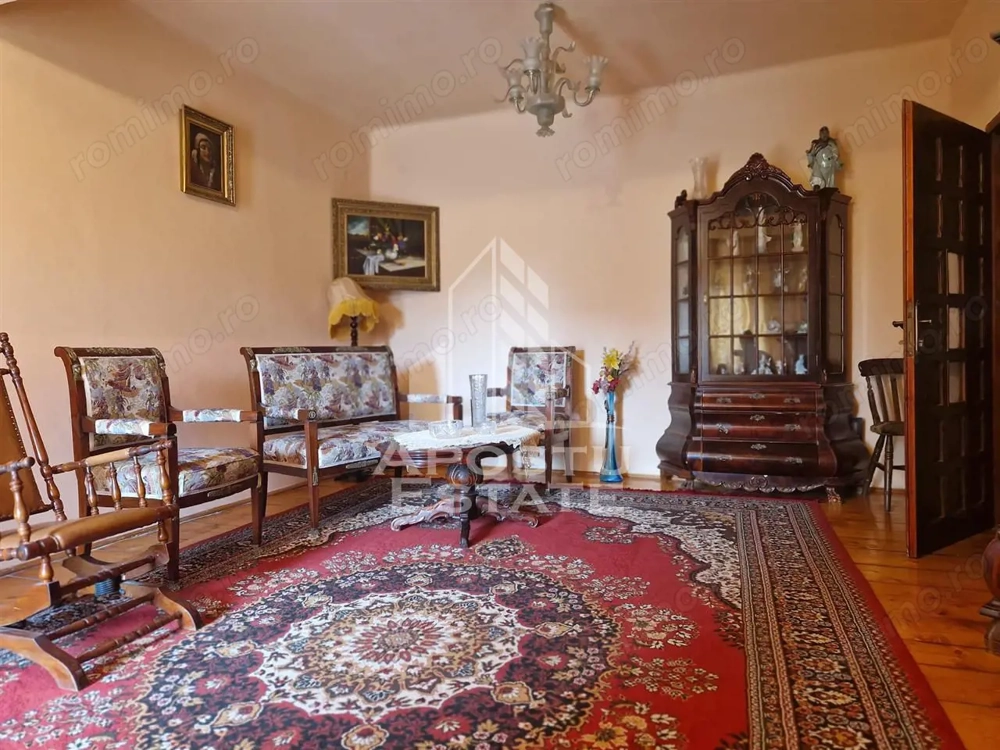 Casa familiala cu spatiu comercial si garaj P+1E+M 720 Mp