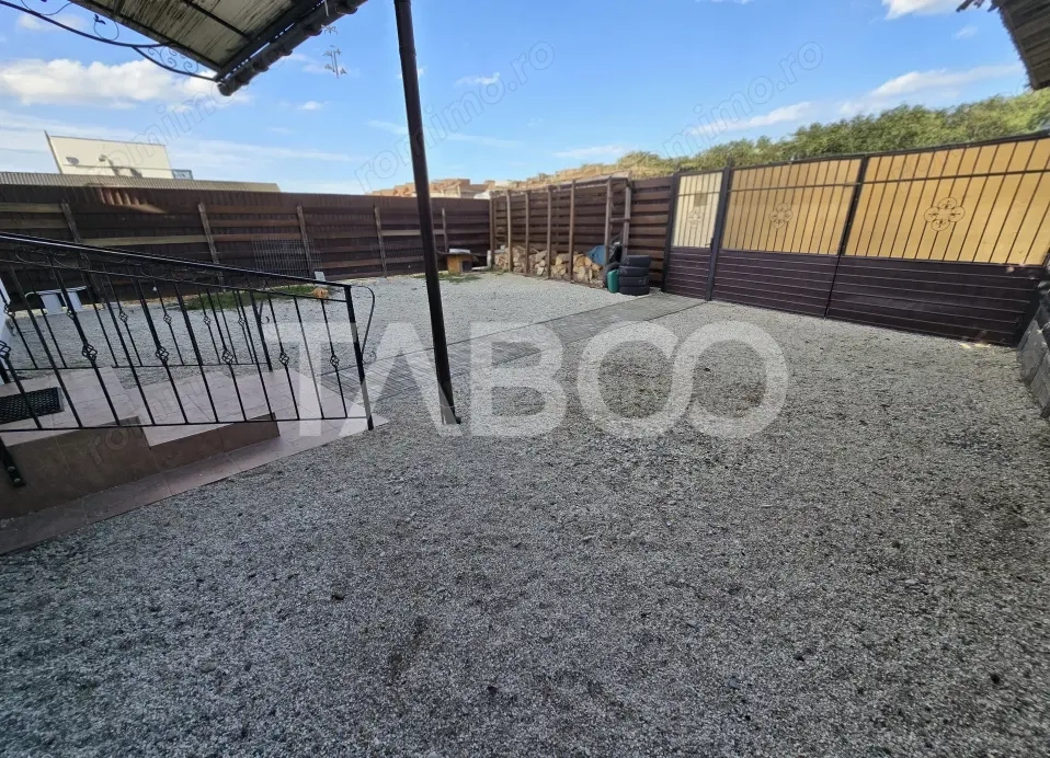 Casa de vanzare cu 6 camere 2 parcari curte libera 200 mp in Selimbar