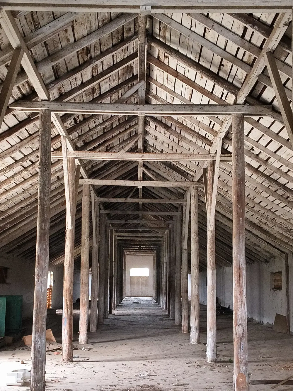 OPORTUNITATE UNICA-Magazie mare de vânzare 750mp+teren aferent (1200mp)-acte in regula