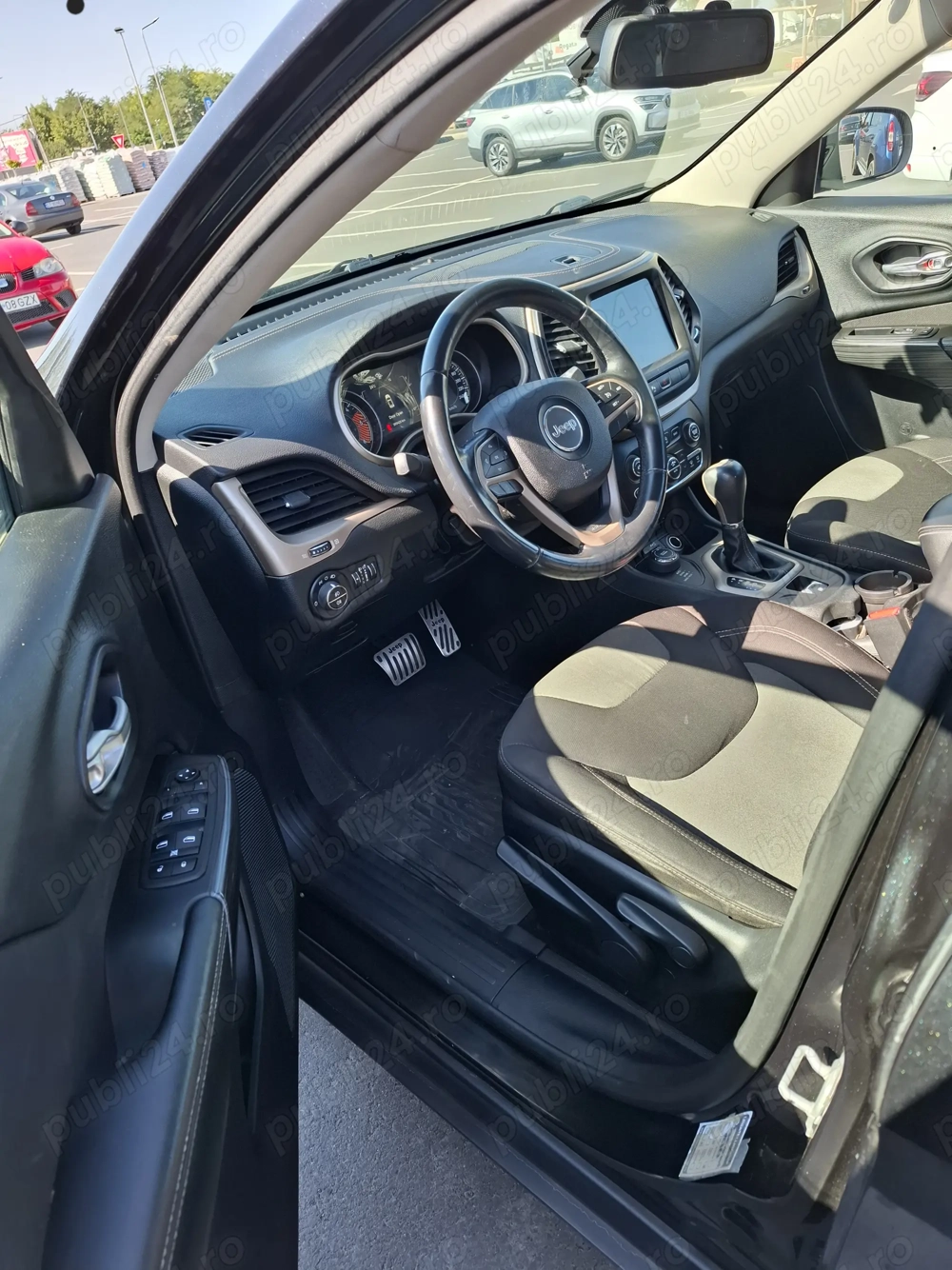 Vand autoturism jeep cherokee