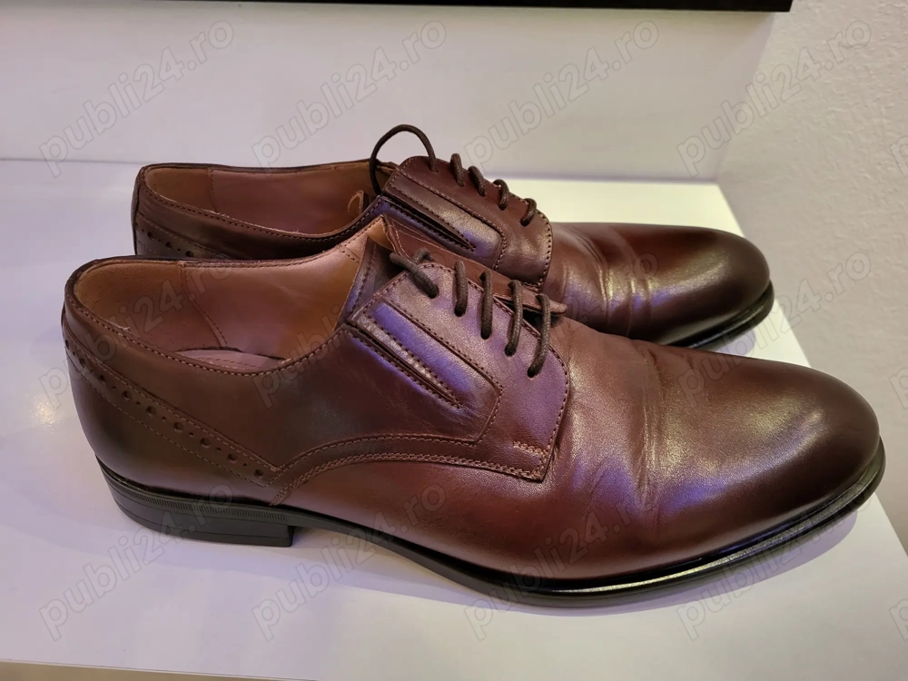 Pantofi din piele naturala.