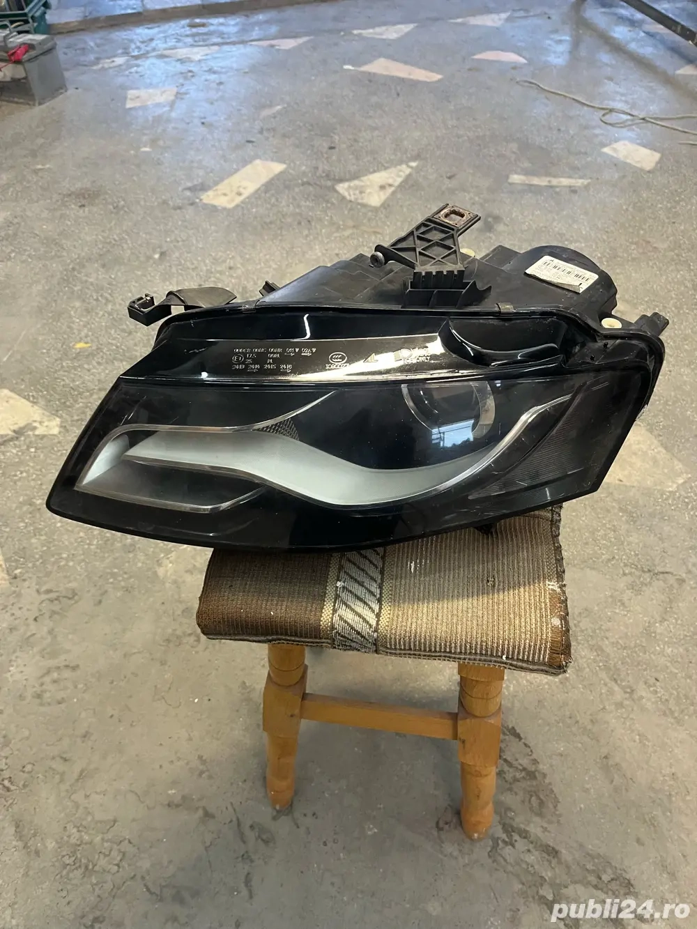 Vand far stanga Audi A4 B8 2008-2012 pre-facelift Vand far stanga Audi A4 B8 2008-2012 pre-facelift