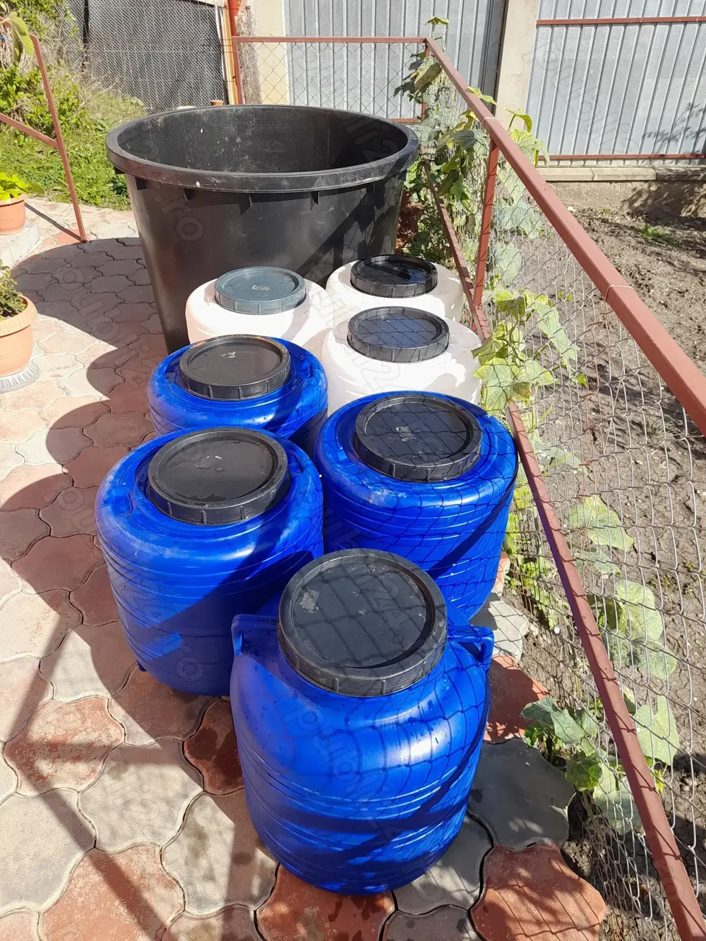 Vând cada 500 litri și butoaie de 60 litri 