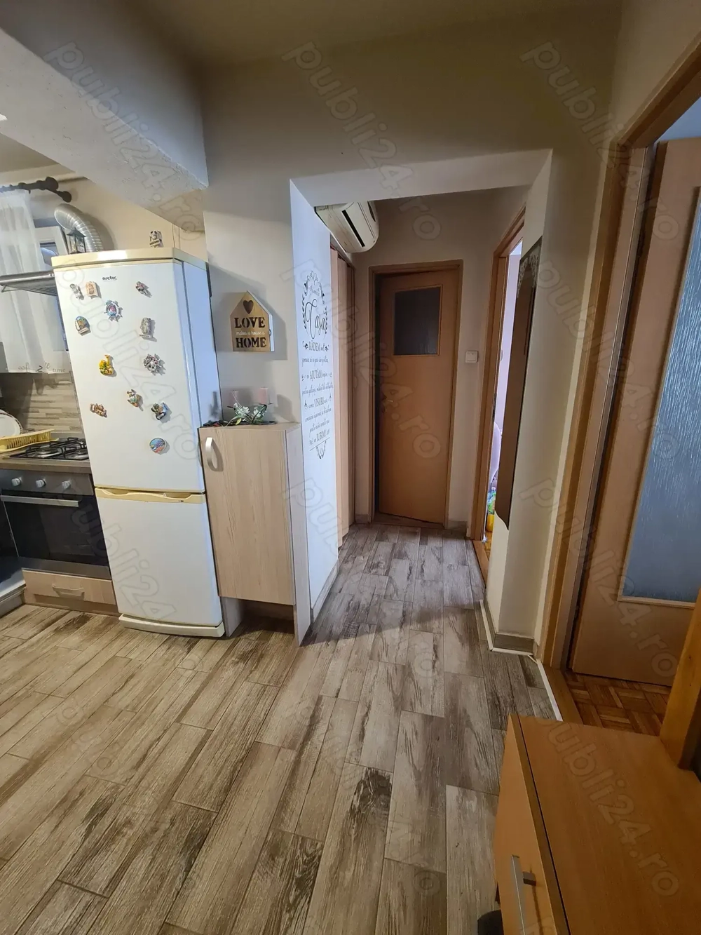 Vind apartament 2 camere, ultracentral, etajul 1, mobilat