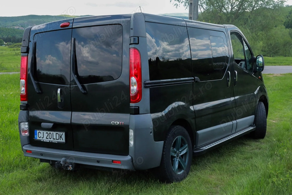 Vând Opel Vivaro 9 locuri  Vând Opel Vivaro 9 locuri