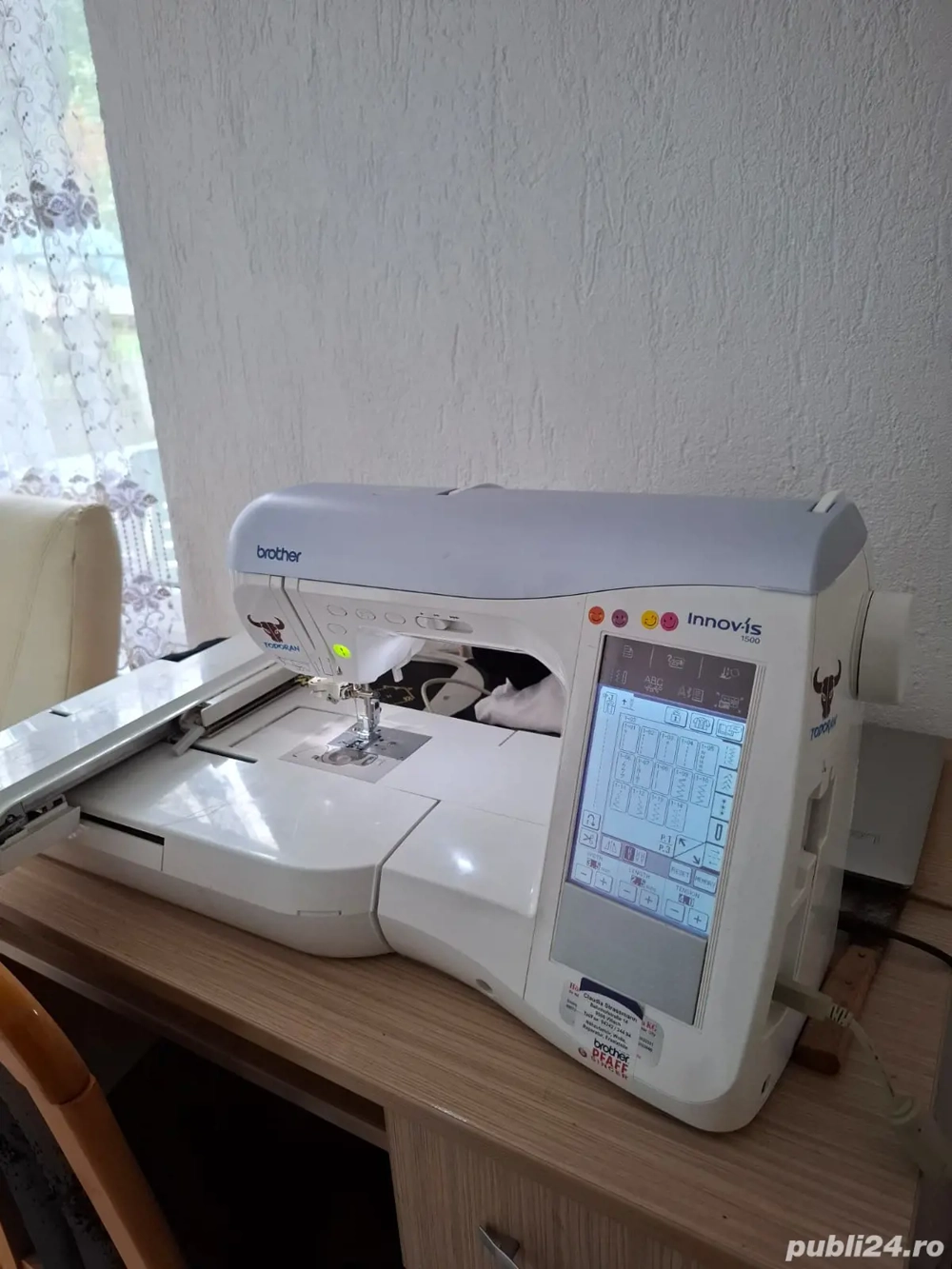 vând mașină de brodat 