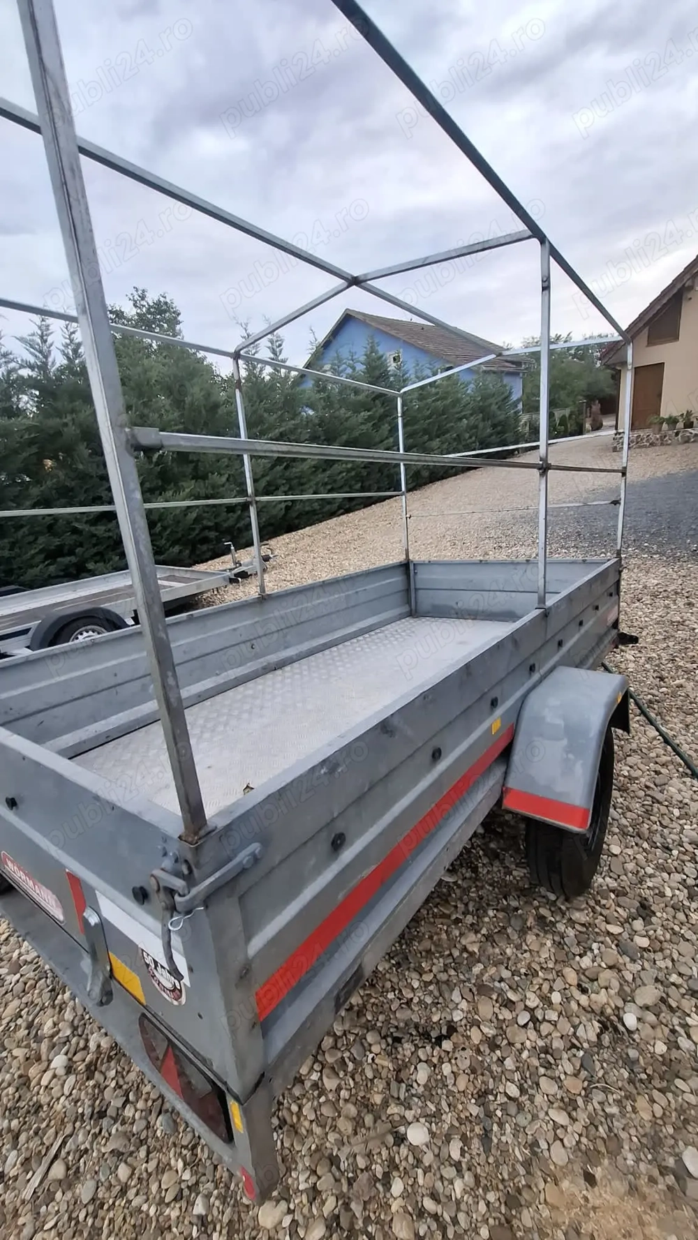 Vand remorcă 750 kg cu prelata 