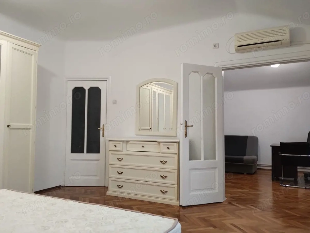 Apartament 3 camere ,in vila,  renovat total, pe strada Visinilor