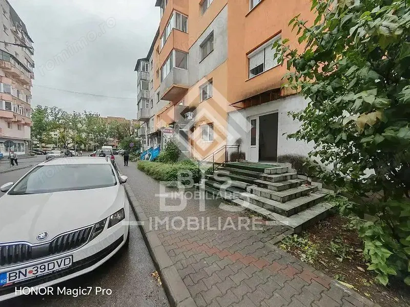 Apartament 3 camere - parter - pretabil ca si spatiu comercial