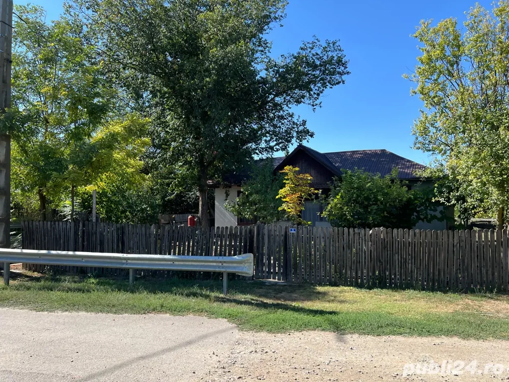 Titlu anunț:  Casă bătrânească cu teren de 1850 mp   o oră de București, o oră de mare