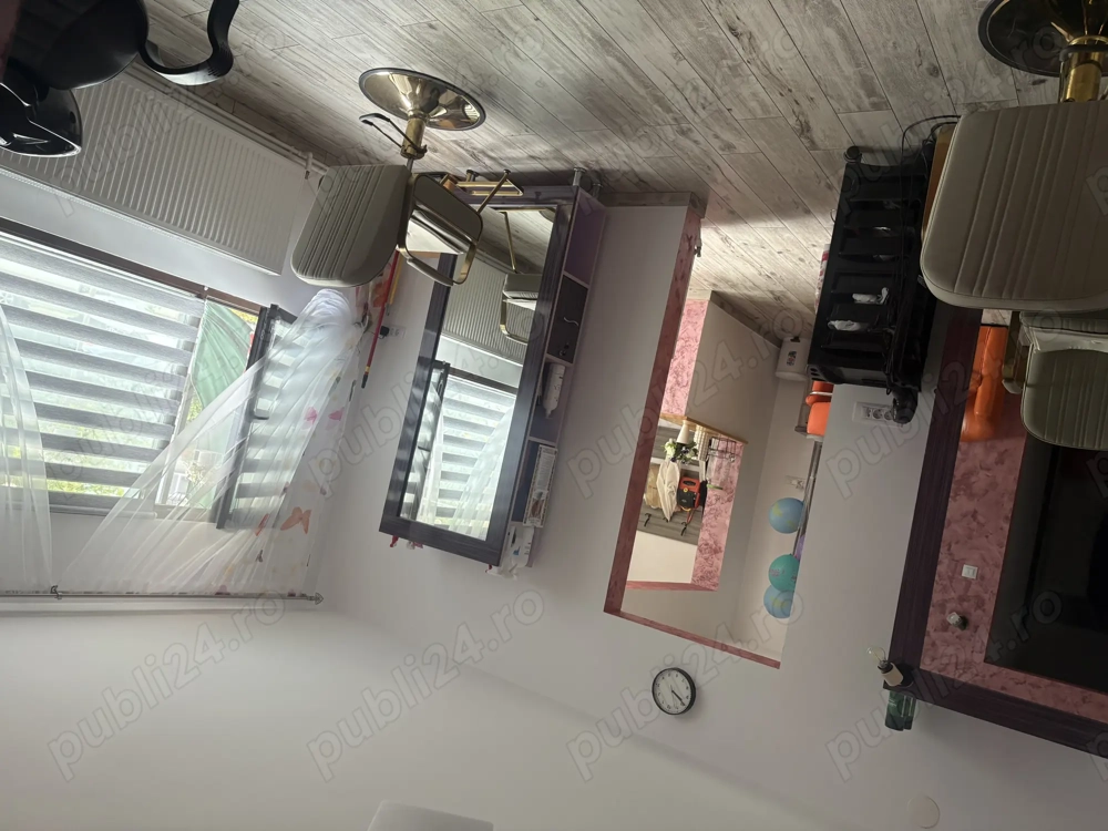 Inchiriez post de lucru frizer coafora manichiura cosmetica