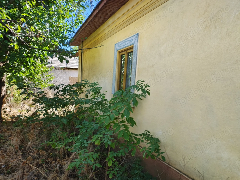 Casa de vanzare +loc +anexe