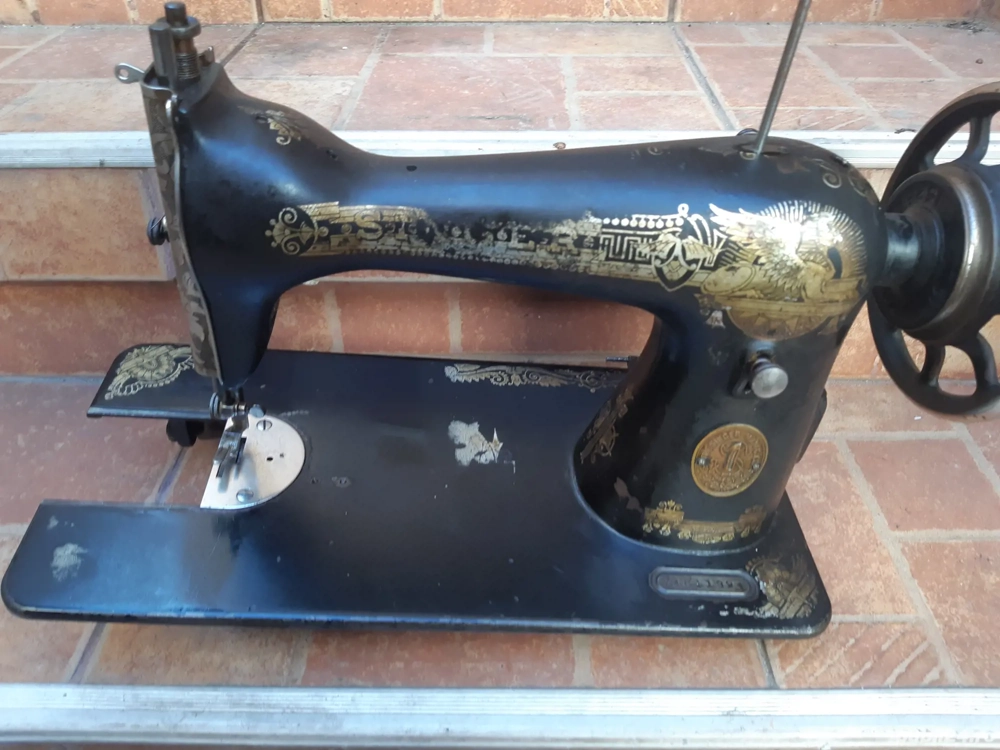 masina de cusut veche probabil functionala