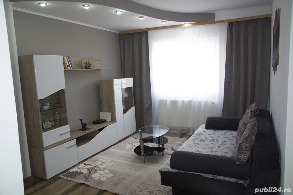 Închiriez apartament cu 3 camere decomandate.