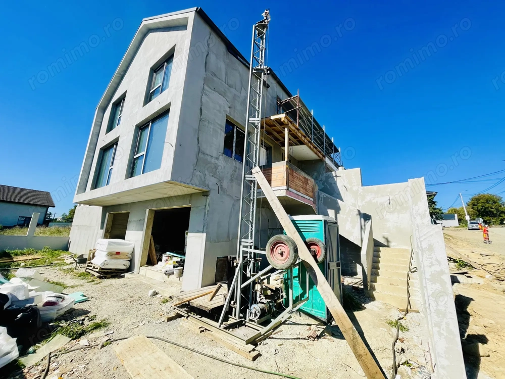 Vanzare casa cuplata cu panorama 156 mp utili, 2 garaje zona Dambul Rotund