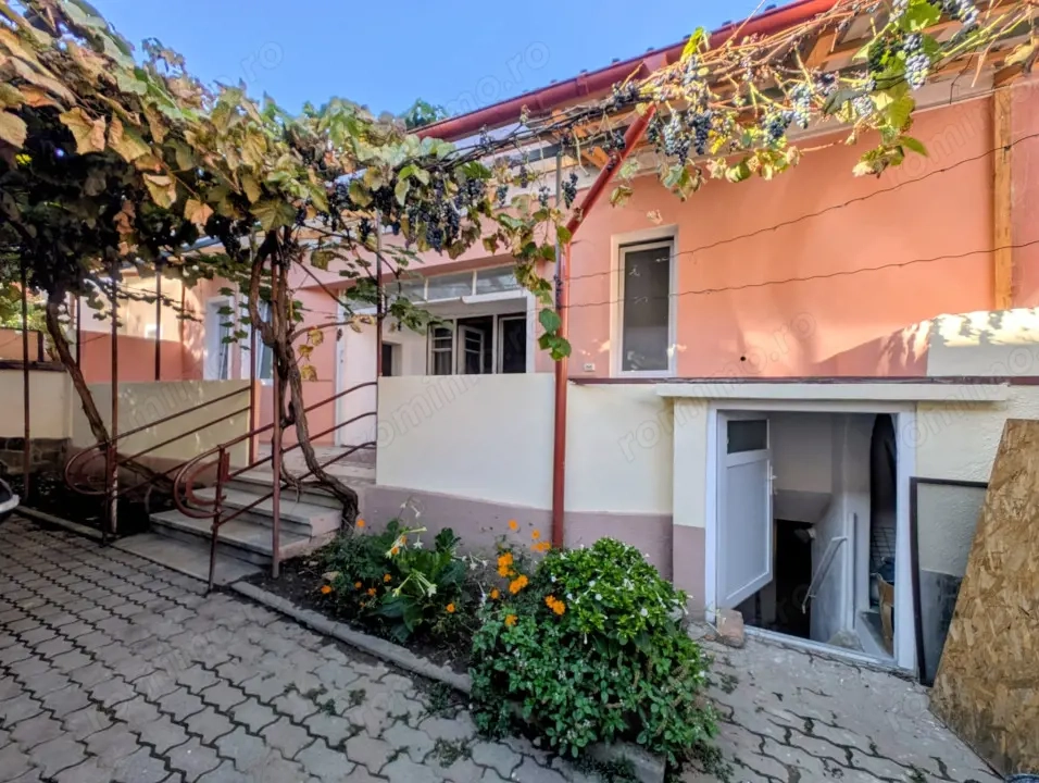 O Casa si  un apartament intr-o  curte individuala in centrul Oradiei