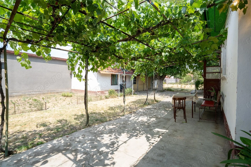 Casa singur in curte cu acces auto si teren 993 mp in Iosia.  Casa singur in curte cu acces auto si teren 993 mp in Iosia.