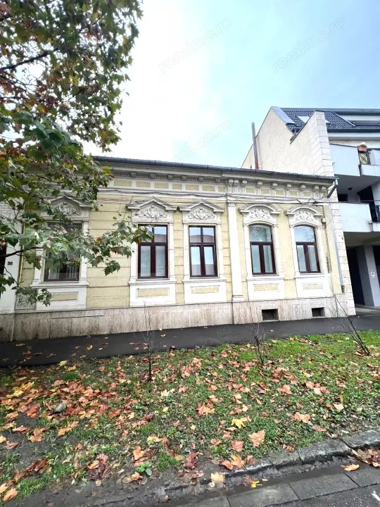 Apartament ultracentral, cu 3 camere, Curte Comuna