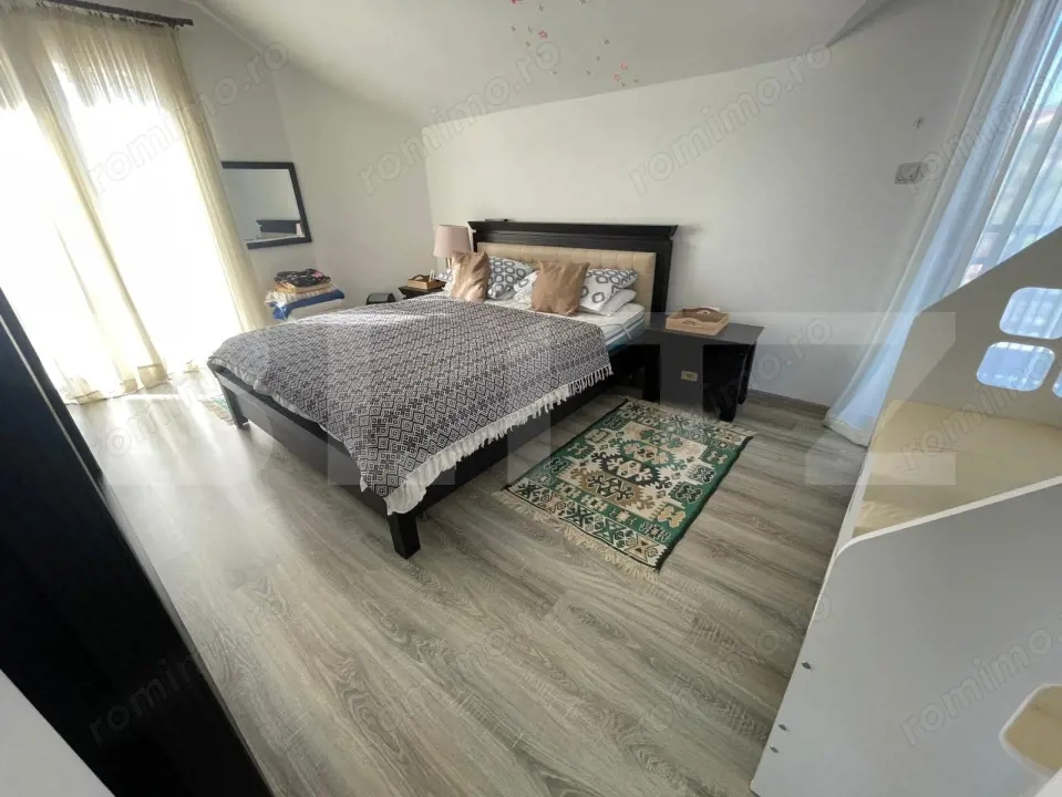 Casă 3 dormitoare, 2 bai, garaj dublu