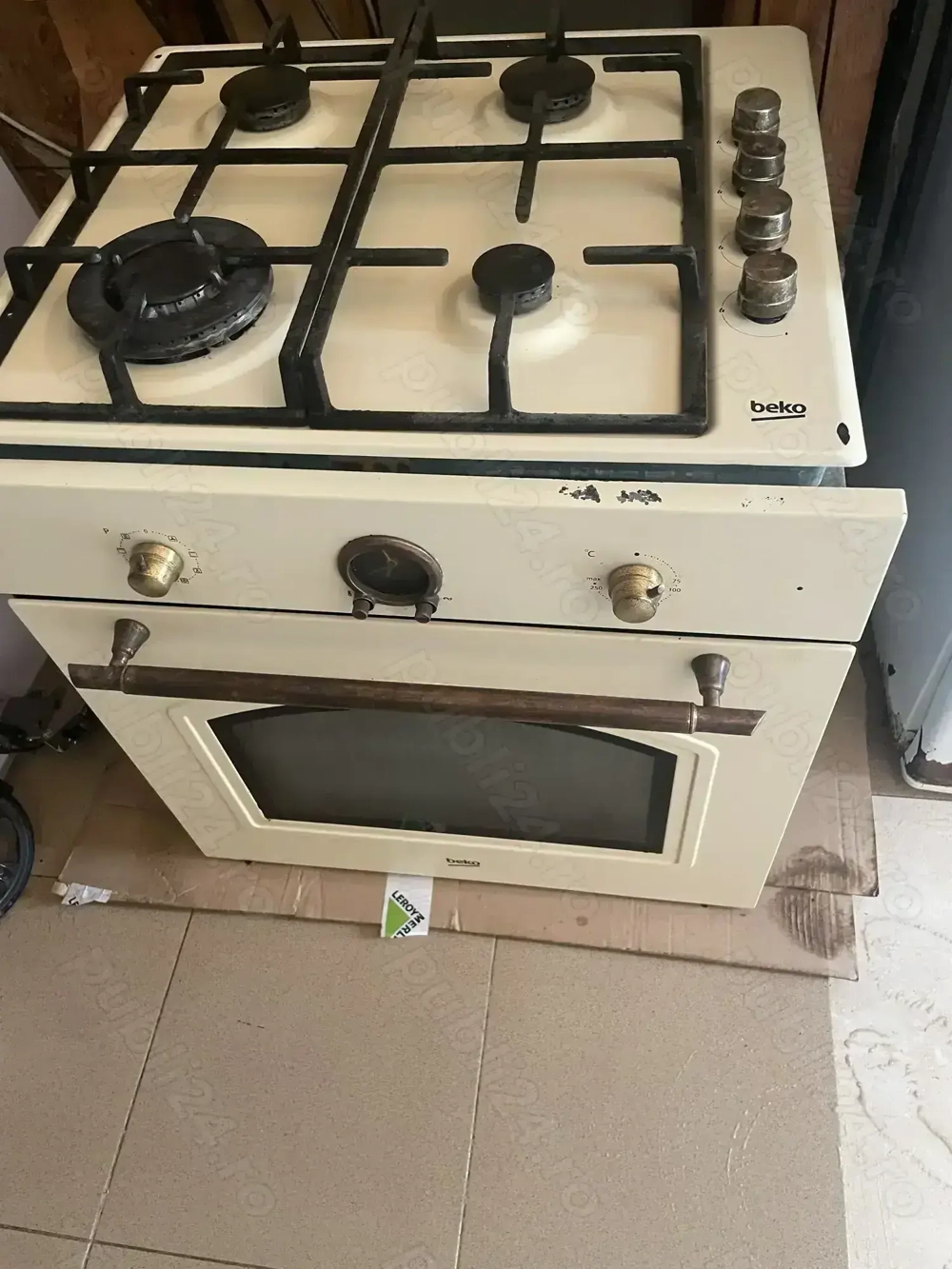 Vand aragaz cu plita Beko