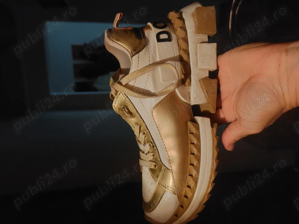 Vând adidasi mărimea 38