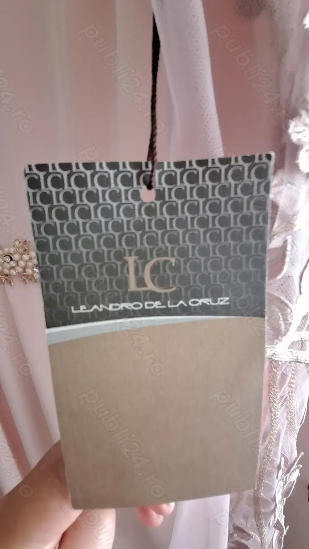 Rochie elegantă de la designer Leandro de la Cruz