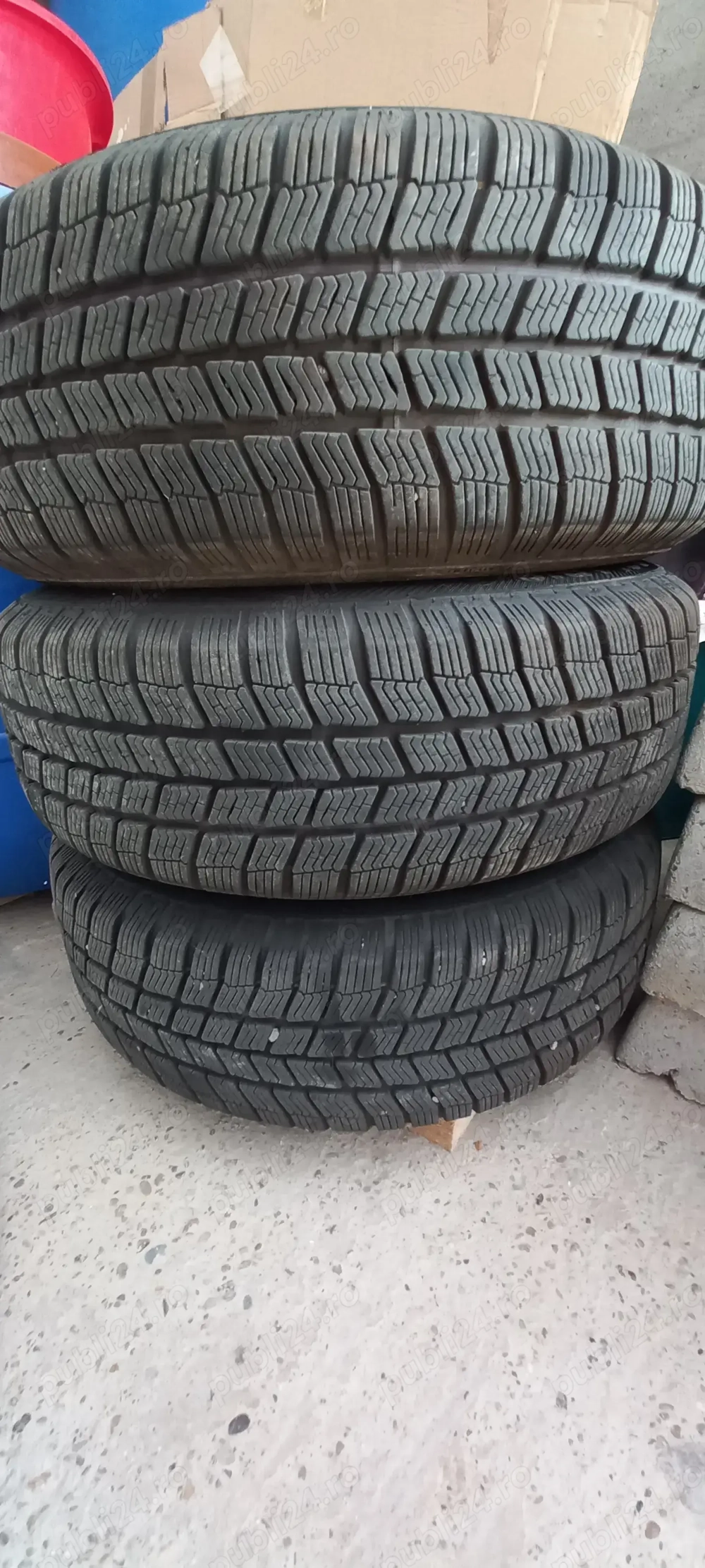 De vânzare set 4 jante otel orginale Vw R15 echipate cu anvelope de iarna. 