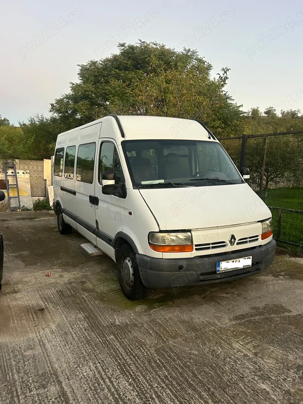 Vand microbuz marca Renault