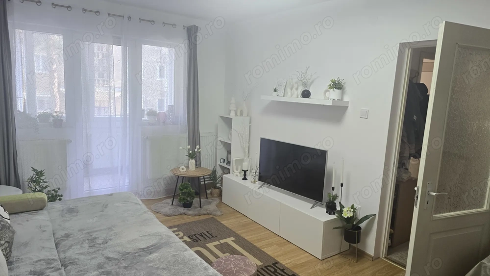 Vand apartament 2 camere in Deva, zona Piata Centrala, decomandat, parter inalt peste garaje, 