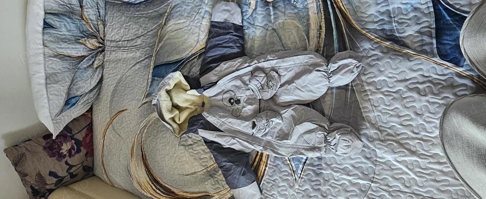 Vând combinezon bebelus