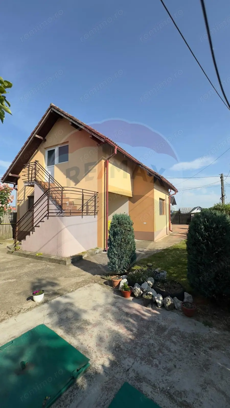 De vânzare 2 Corpuri de Casa si Teren 1388 mp in Geamăna, Bradu