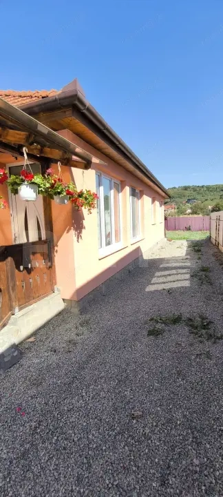 Casa cu 3 camere și teren în suprafață de 2000 mp