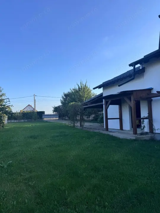 Casa individuala cu garaj si foisor, centru- Horodnic de Sus