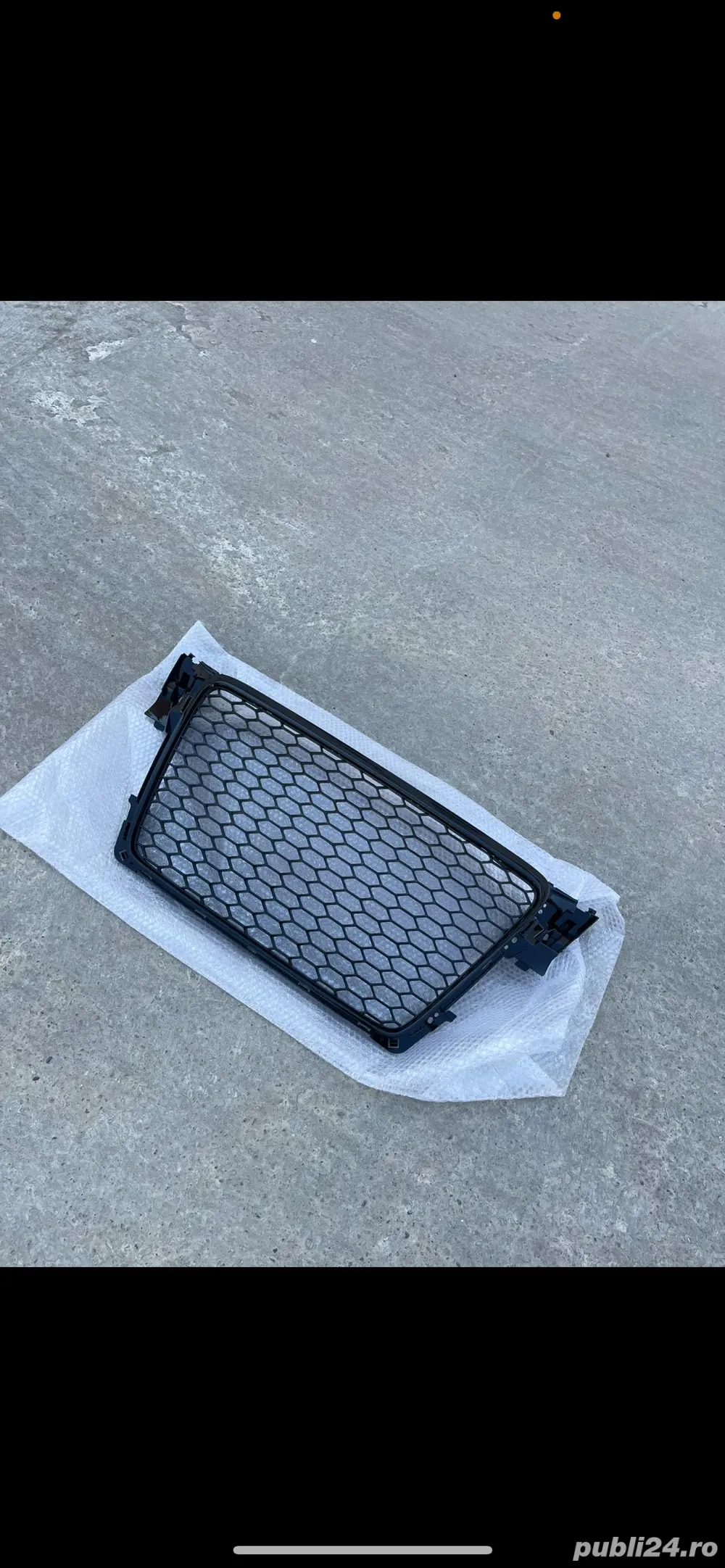 Vând grilă tip fagure Audi A4 B8 