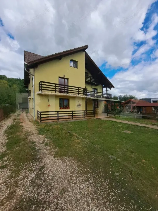 Casă 330 m² – teren 1210 m² – ideală pentru locuință sau pensiune