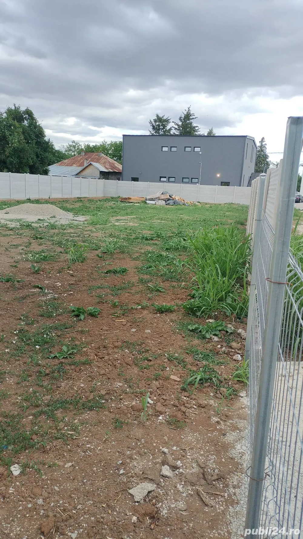 Teren cu proiect și autorizație de construcție și gard modern