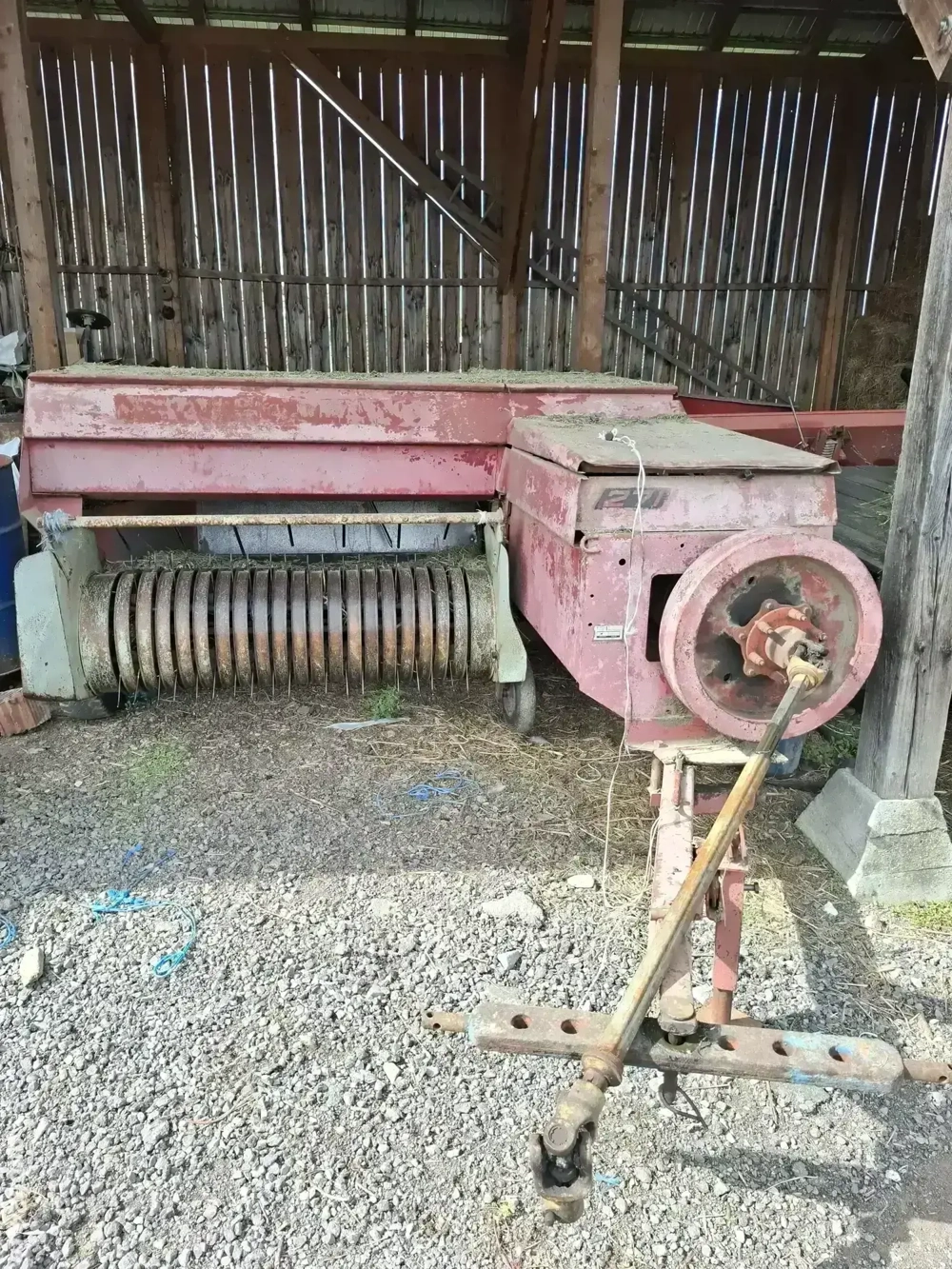 Vând balotiera New Holland 271