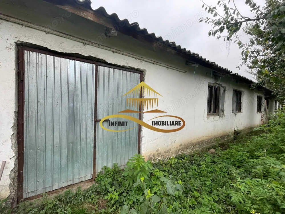 Cladire veche de vanzare in Saucesti Bacau
