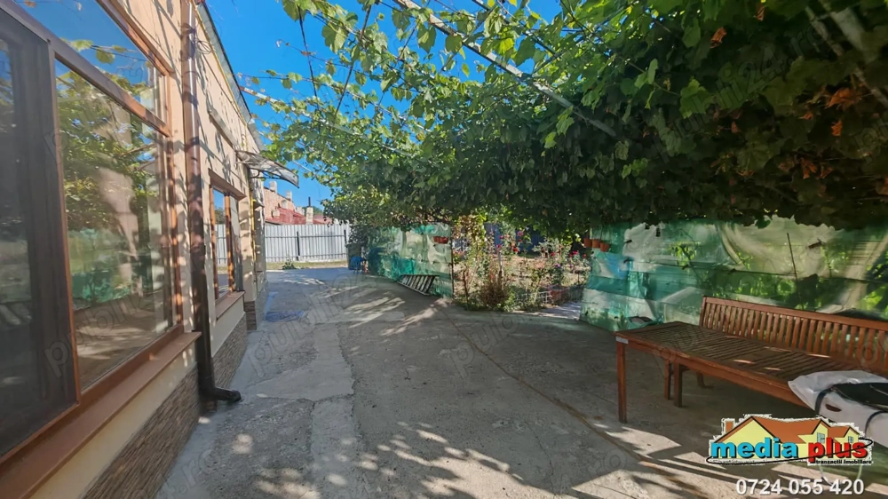 Casă cu curte de închiriat pe termen lung   Piața Centrală, ideală și pentru birouri