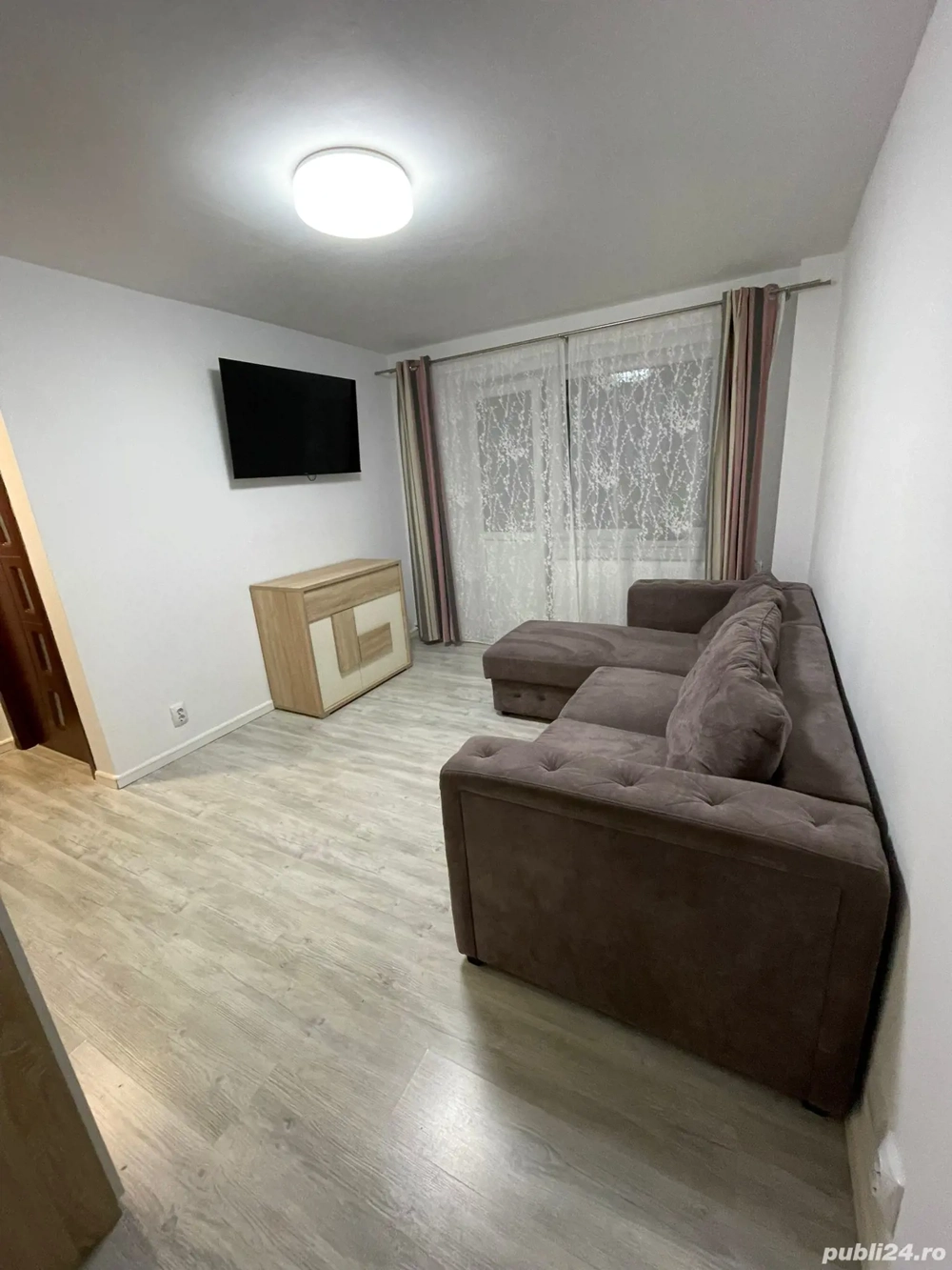 Proprietar vand apartament 3 camere semidecomandat mobilat complet si renovat